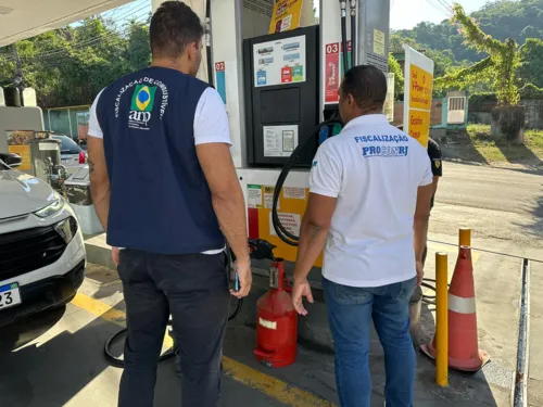 Agentes encontram irregularidades, como produtos vencidos, bombas baixas e qualidade no combustível