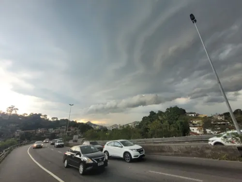 Nuvens carregadas já se aproximam da cidade