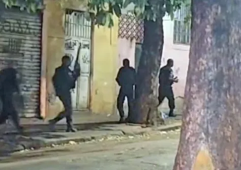 Movimentação de PMs durante guerra de traficantes no Morro dos Macacos