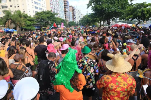 Multidão aproveitou o último dia de folia em Niterói