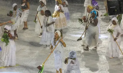 O rito ecumênico reúne diferentes grupos religiosos, como católicos, umbandistas e candomblecistas