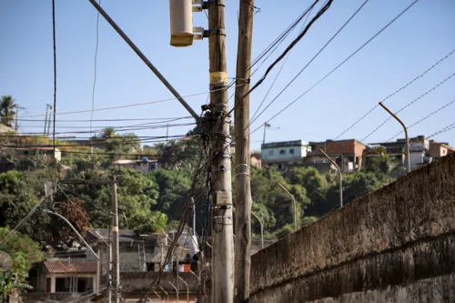 Segundo relatos, o objetivo é obrigar moradores e comerciantes a usar a internet fornecida por eles