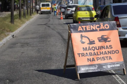 Os carros estão transitando pelas faixas da direita e do centro