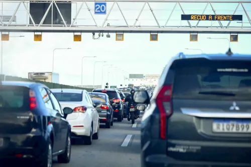 Os motoristas estão levando cerca de 34 minutos para conseguir atravessar a via