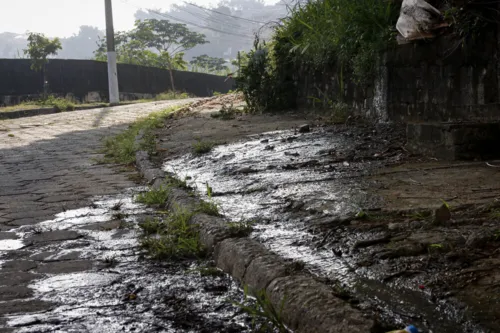 Vazamento de esgoto a céu aberto já ocorre há cerca de três semanas