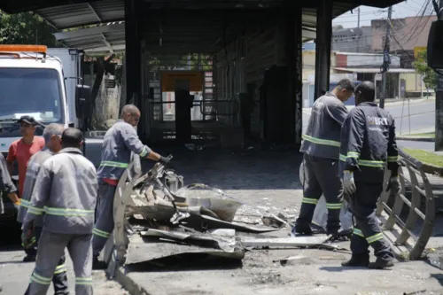 Estação do BRT sendo reparada na Zona Oeste