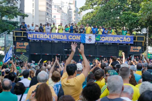 Centenas de eleitores marcaram presença na orla da Praia de Icaraí, em Niterói