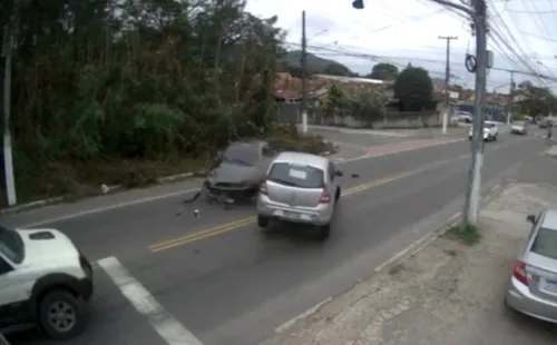 Um terceiro carro que vinha atrás chegou a se envolver na  batida