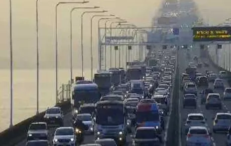 Há grande fluxo de veículos no decorrer da Ponte Rio-Niterói