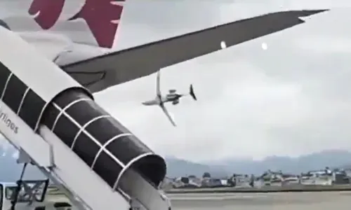 Imagem ilustrativa da imagem Vídeo: avião cai, explode e mata 18 pessoas após decolar