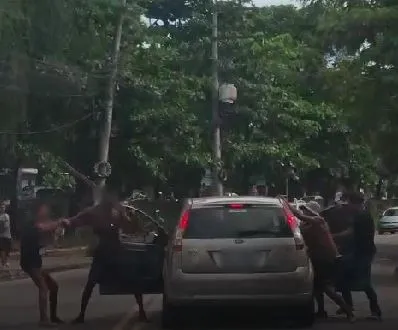 Nas imagens, é possível observar um homem sendo agredido dentro de um carro