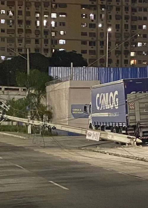 A colisão provocou a queda de um poste na Avenida Washington Luís