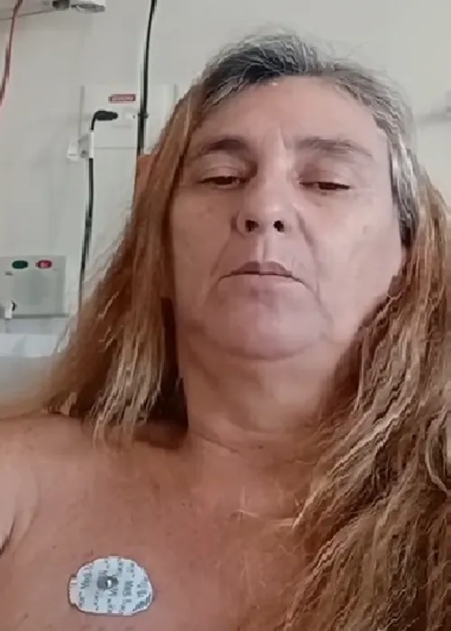 Karla Barcellos gravou um vídeo no hospital para relatar o caso