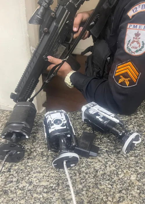 Segundo informações da polícia, os equipamentos eram utilizadas pelos traficantes