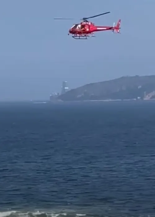 Homem foi retirado do mar com ajuda de jet-ski e helicóptero