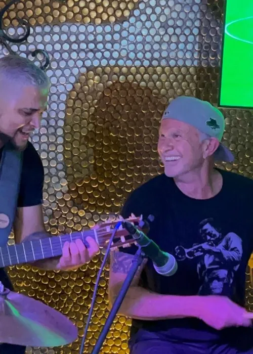 Rafael Soares e o cantor Chad Smith