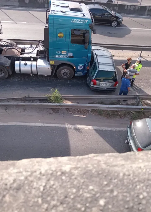 Uma faixa teve que ser bloqueada, mas foi liberada às 15h13.