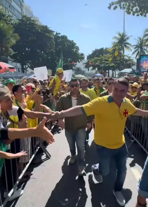 Ex-presidente realiza ato na Praia de Copacabana na manhã deste domingo