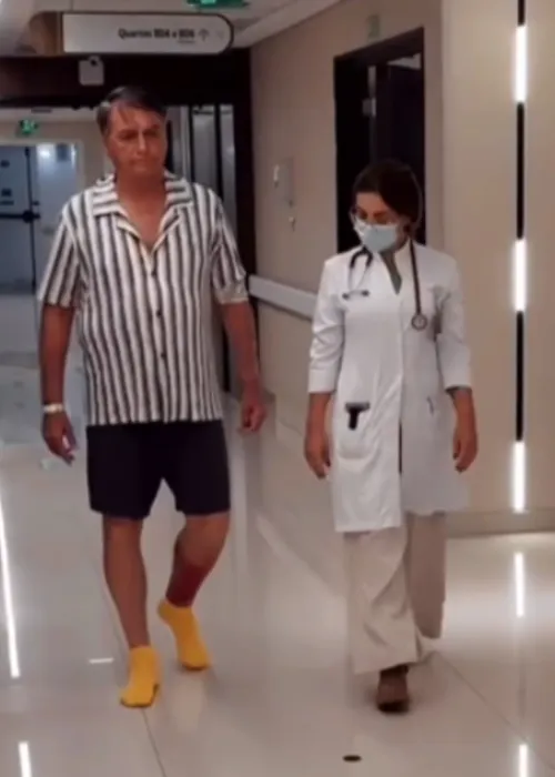 Imagem ilustrativa da imagem Bolsonaro mostra erisipela e fala do estado de saúde no hospital