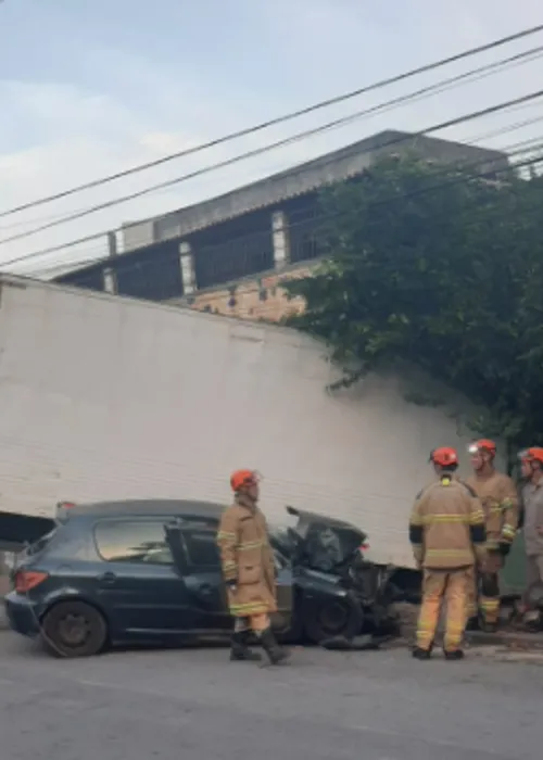 O Corpo de Bombeiros foi acionado e segue no local