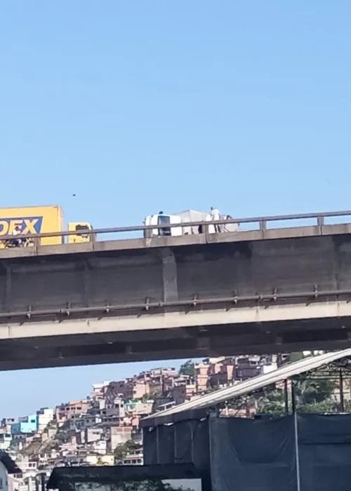 Caminhão tombou após acidente com ônibus, na descida da Ponte