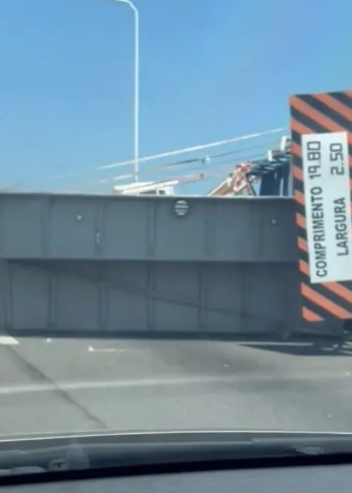 Caminhão tomba na Ponte Rio-Niterói