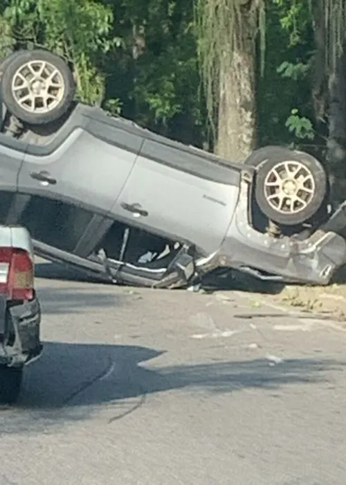 Carro de passeio capota e gera trânsito em Niterói