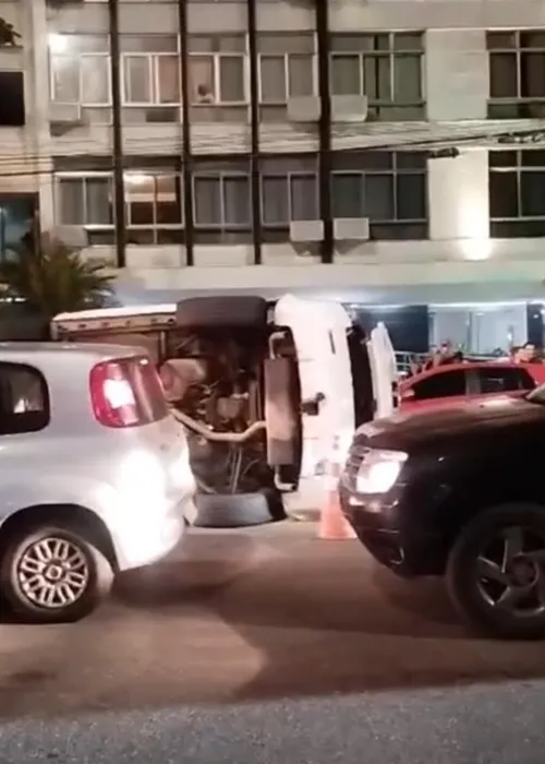 Carro capota em Icaraí na noite deste sábado