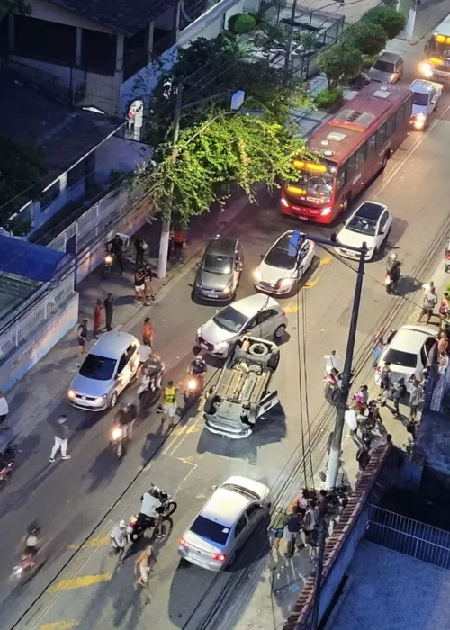 Antes de capotar, veículo atingiu outro carro que estaria vindo em direção contrária