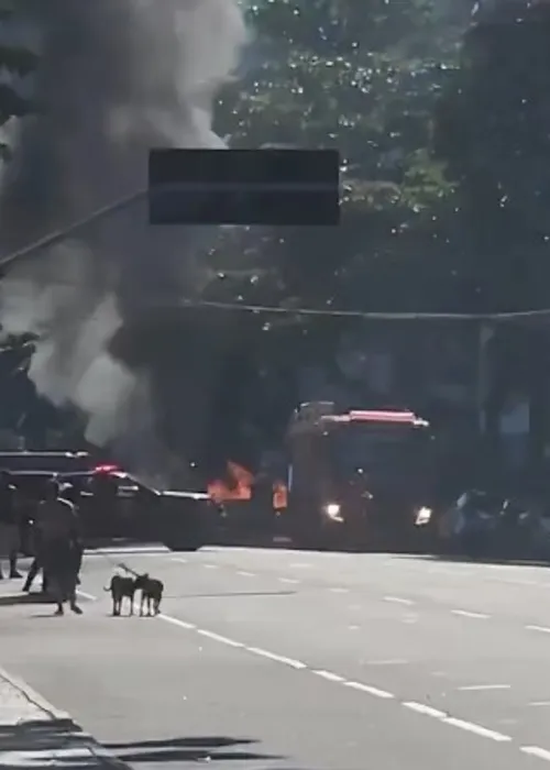 O Corpo de Bombeiros atua no local