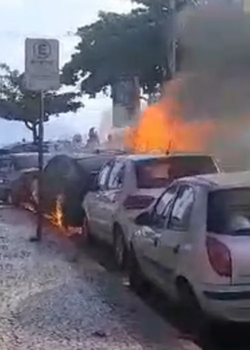 Carro pegou fogo no começo da tarde desta quinta