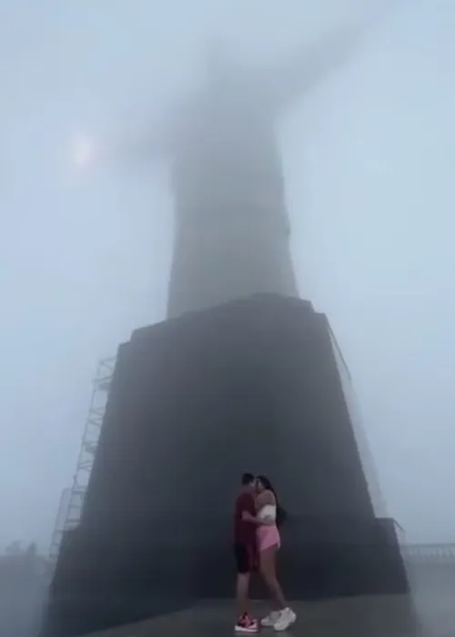 Registro foi feito por casal que posava para foto no momento