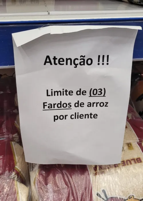 Papel informa o limite de fardos de arroz por pessoa no supermercado