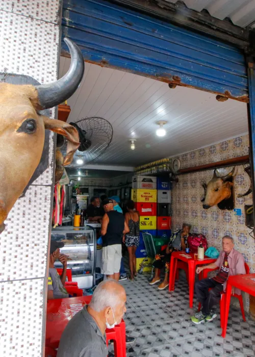 Paredes do local são decoradas com touros