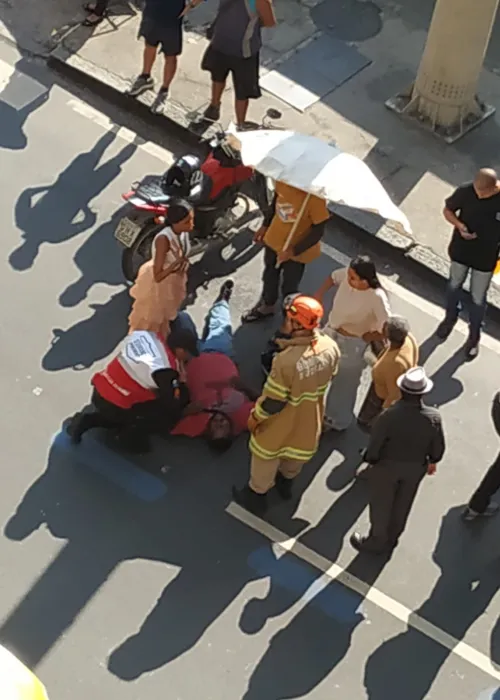 Uma colisão entre uma moto e um carro deixou dois feriados no centro do Rio de Janeiro