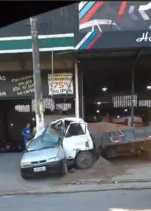 Batida chamou atenção de quem passava pelo local