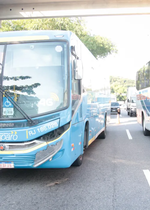 O ônibus ficou parcialmente danificado com a batida