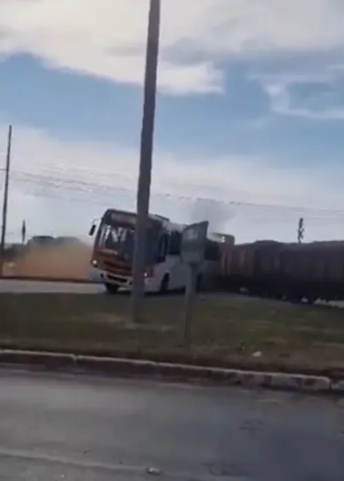 Uma pessoa, passageira do ônibus, morreu no acidente, ocorrido no Setor de Indústria e Abastecimento (SIA)