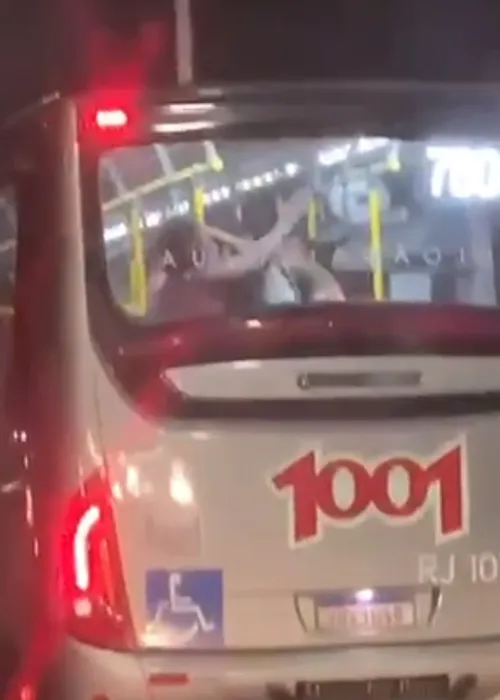 Imagem ilustrativa da imagem Confusão é flagrada dentro de ônibus na Ponte Rio-Niterói; vídeo