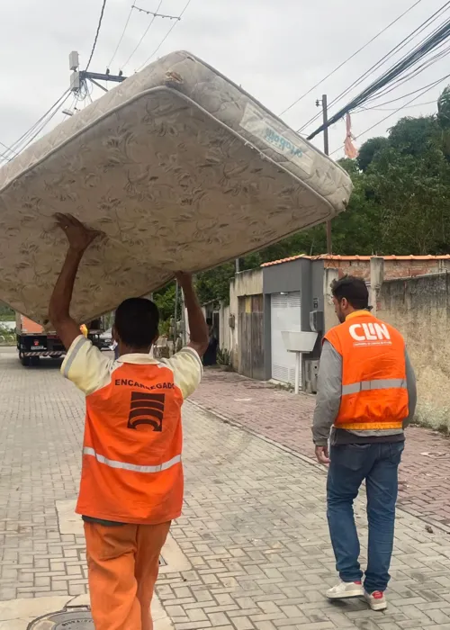 Garis retiram colchão da comunidade da Ciclovia, em Piratininga