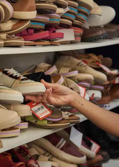 O bazar traz 15 marcas, sendo cinco de acessórios e dez de sapatos