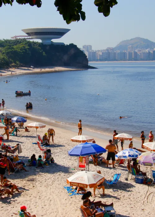 Banhistas curtem dia de sol na praia de Boa Viagem