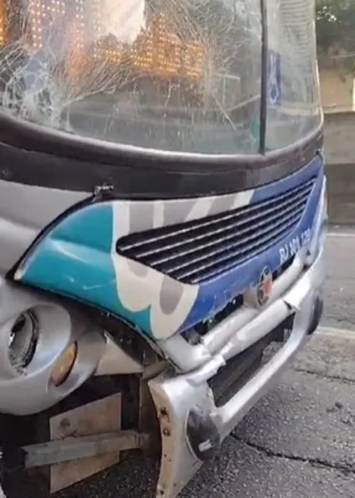 Imagem ilustrativa da imagem Dois ônibus colidem e complicam trânsito na RJ-104; vídeo