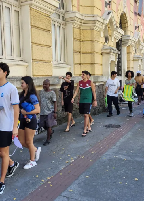 Fila estava dando volta no quarteirão entre a rua Visconde de Sepetiba e Av. Ernani do Amaral Peixoto