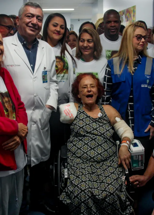 Saida da escritora foi homenageada pela equipe médica