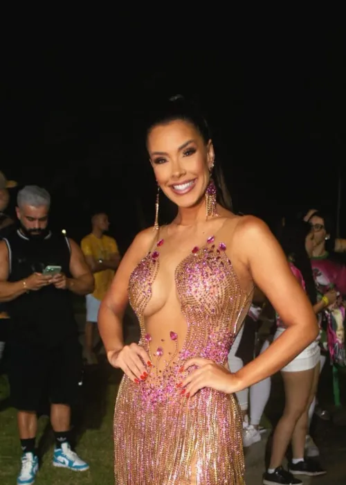 Ivy usou um vestido todo de franja de strass e cerca de 5 mil cristais