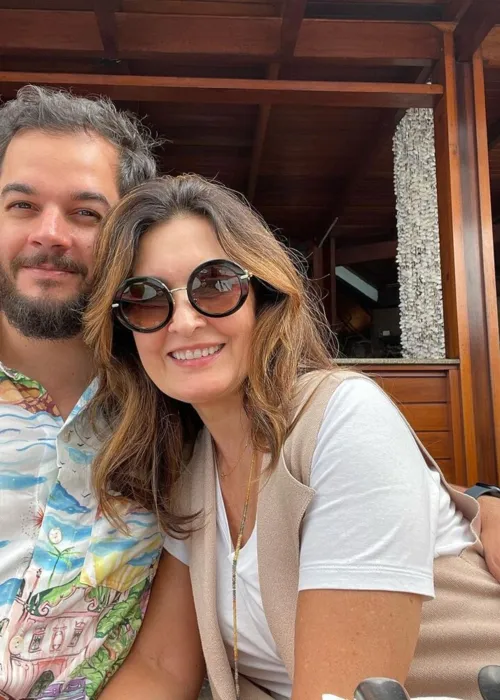 Casal está comemorando seis anos juntos