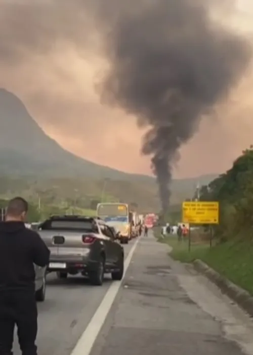 A fumaça do incêndio foi registrada por testemunhas