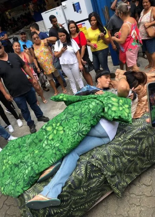 Fernanda é flagrada gravando na Baixada em cima de uma cama