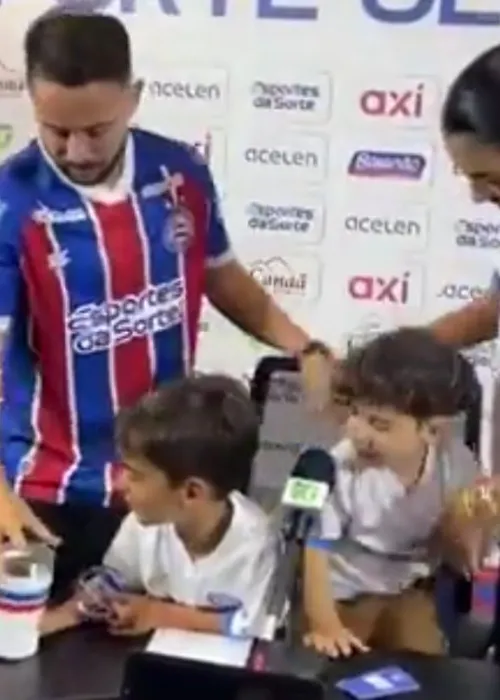 Totói cantou o hino do Flamengo durante a apresentação de seu pai no Bahia